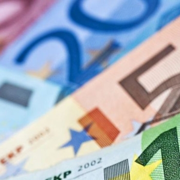 Geld Euroscheine Quadrat Foto iStock Delpixart